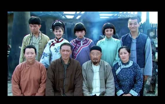 被烧毁屋前合影,朱开山那文笑对生死与繁华