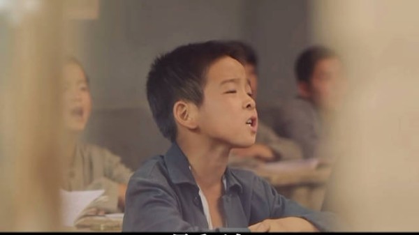 一路的风霜消解了彼此的隔阂,一老一小从冰冷的买卖关系慢慢互相慰藉…