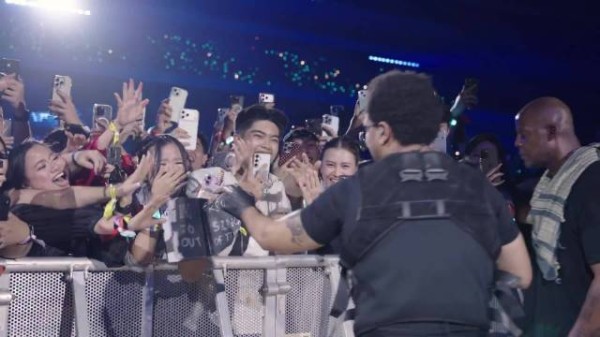 The Weeknd 在印尼演出时和一位粉丝互动,她激动得直接晕厥 哎呦妈呀