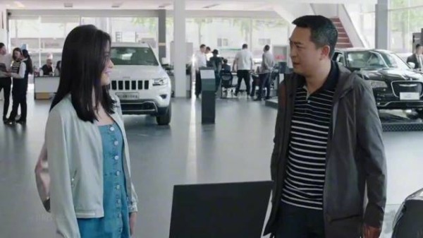 张嘉译为美女买车,两人均无法驾驶