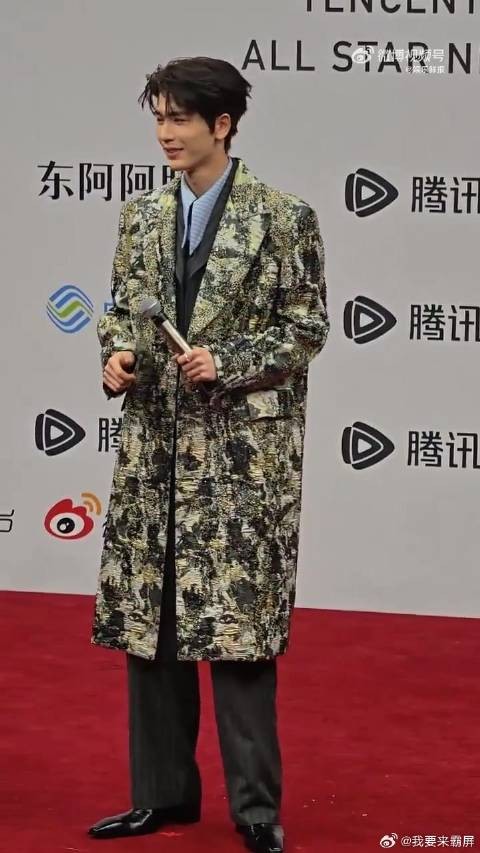 帅哥出图就是这么简单,张凌赫走红毯出神图像呼吸一样轻松