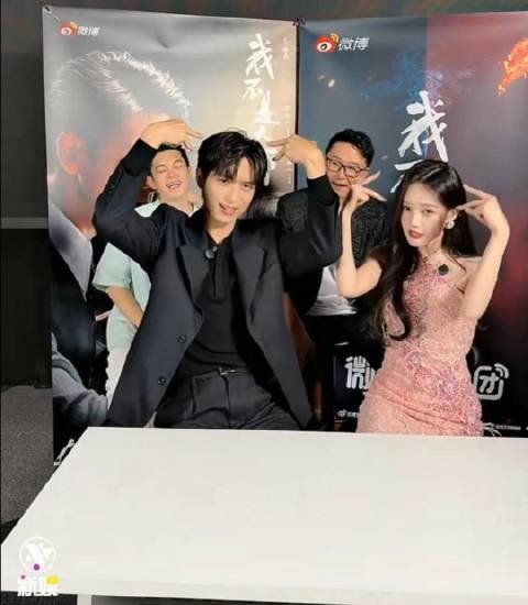 李现比心六连拍含小猪比心，李一桐喊哥哥要小熊耳朵