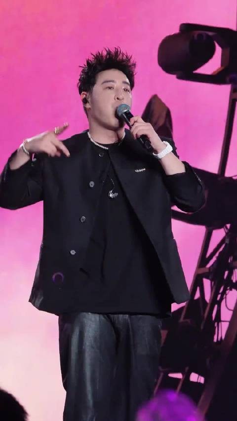 潘玮柏瘦身开演唱会直言轻盈，现场互动幽默风趣