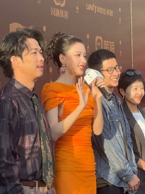 孙怡橙色长裙亮相平遥影展红毯,随《爱情笑话》剧组分享感受