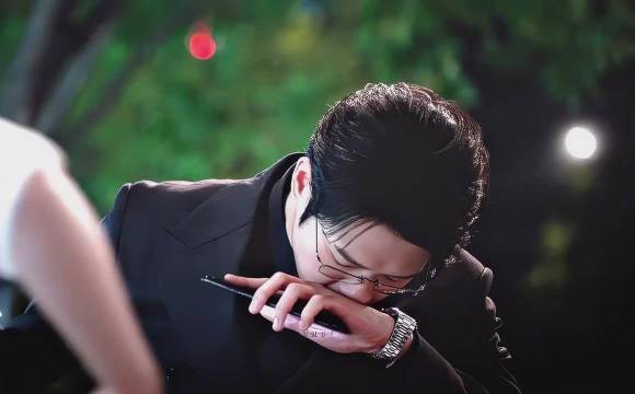 网友想睡魏大勋叶信之的床，称垂直入坑