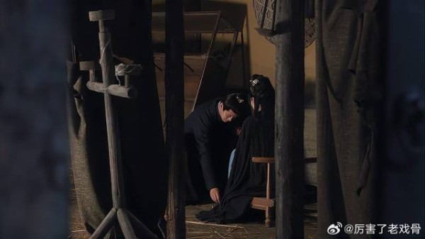 周生辰陪时宜下棋 故意漏开半扇门，保护时宜的清白