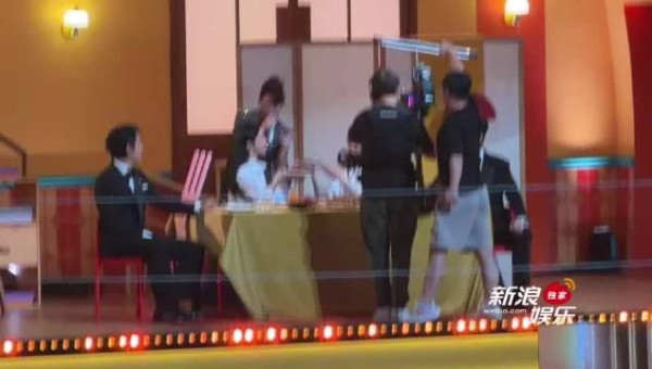 杨紫、胡歌、梅婷、李光《洁生命》树剧组在金鹰奖 开场同桌
