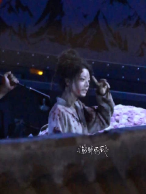 赵今麦带着入狱妆收到了生日花莫名好萌的画面呀!生日快乐小寿星!