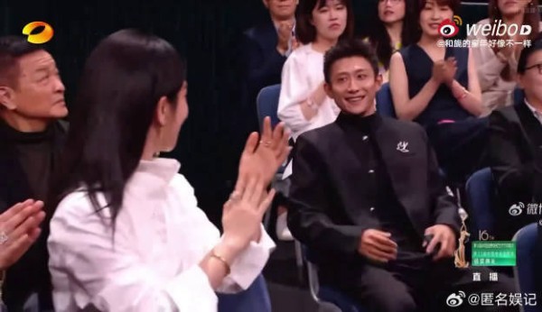 杨紫张一山金鹰奖同框，挑眉互动显默契