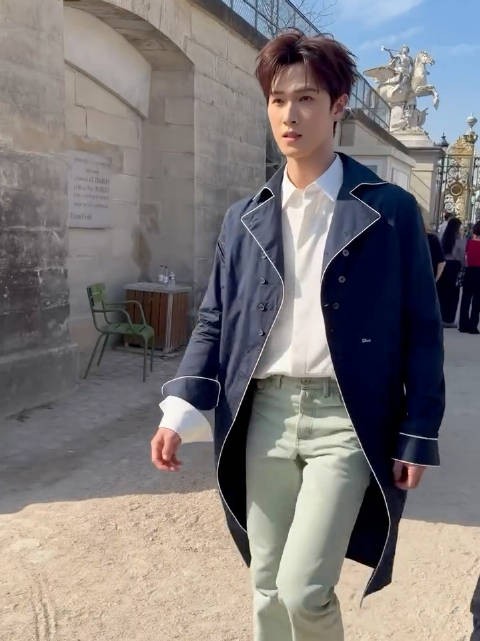 李昀锐亮相Dior 2027春夏大秀 今日优雅绅士
