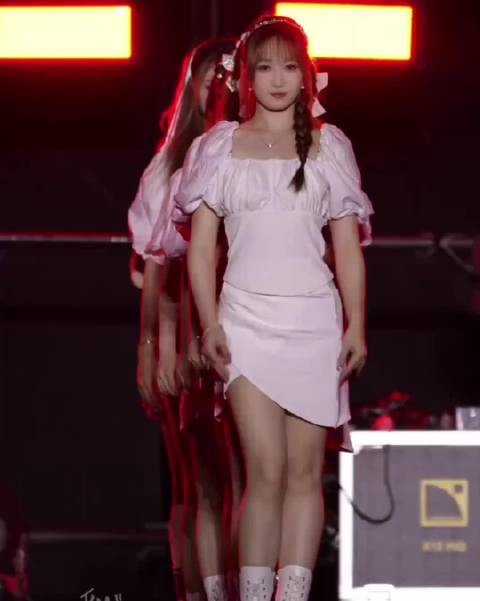 伴舞全是美女,但是王心凌一出场才是明星 !