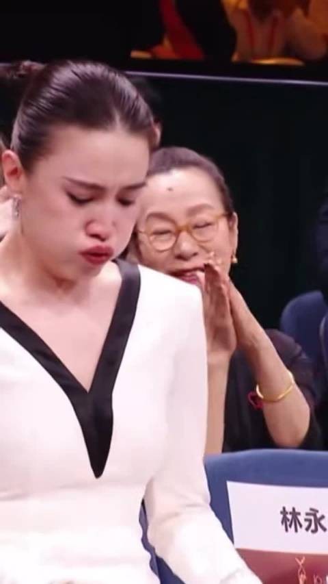 宋佳得知获奖瞬间留下泪水