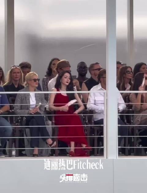 迪丽热巴亮相巴黎时装周Dior大秀,明艳气场十足