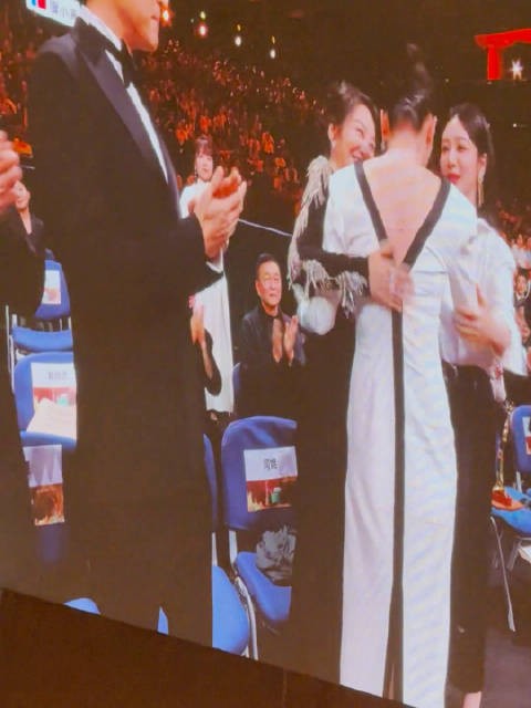 宋佳得知获奖后激动落泪