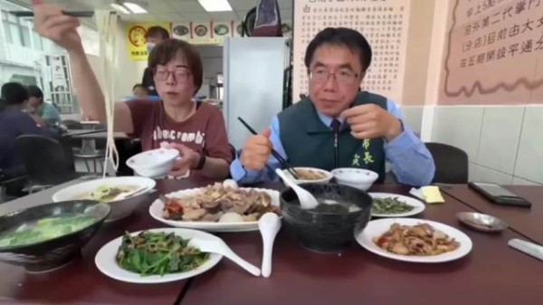 日前,黄伟哲在台南请黄智贤吃面,二人互动热络上演兄妹情深