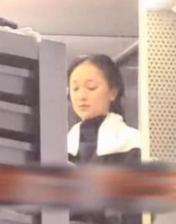51岁周迅素颜白发逛街被拍,褪去滤镜,撕开多少人的年龄焦虑
