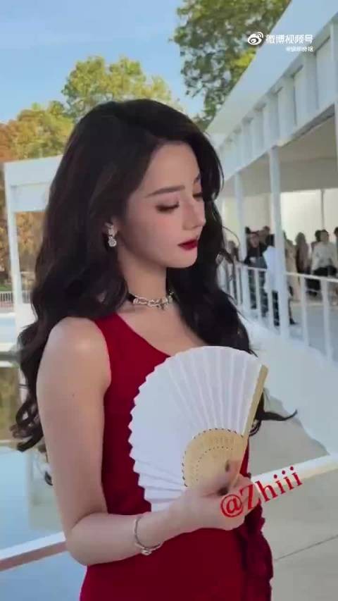 迪丽热巴走错方向,懵懵的反差感拉满啊