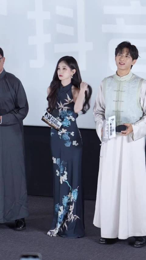 哈哈哈哈哈哈李一桐从小时候就开始学闪身步了,真大师来了