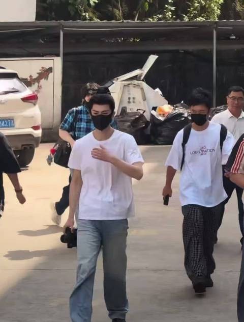 9.30日张凌赫出妆手总在抹嗓子,是不是嗓子疼啊,多喝水啊