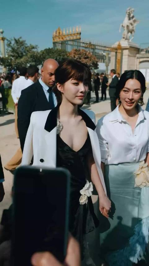 邝玲玲、Orm Kornnaphat 亮相迪奥2027春夏大秀场外媒体大片…