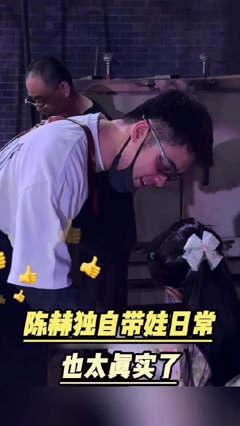 陈赫带俩娃逛玻璃博物馆,师傅笑称作品偏小