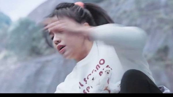女人在爬山时不小心跌落万米悬崖,危急关头抓住了悬崖上一棵小树苗