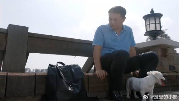 林大为没有工作,只能和小狗在一块,真可怜