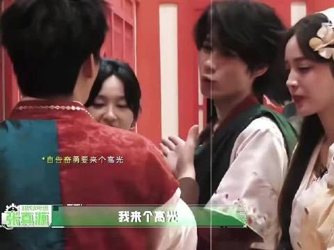 张真源被密室里的一点动静吓得闪身躲开,那个反应速度确实很快