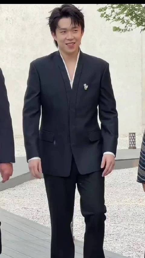 王楚钦任太平鸟全球代言人，地广霸屏街头