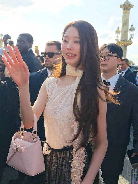 巴黎时装周 优雅张元英 现场粉丝得到签名很激动