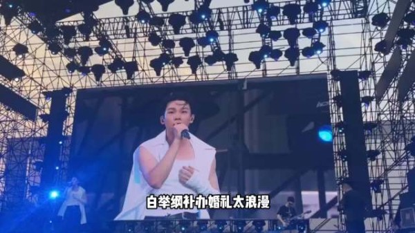 白举纲把他老婆的正脸，直接晒在了敦煌的大漠落日底下…