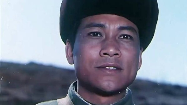 当兵多年的男人难得回一次家,可未婚妻得知消息后,并没有着急上前迎接