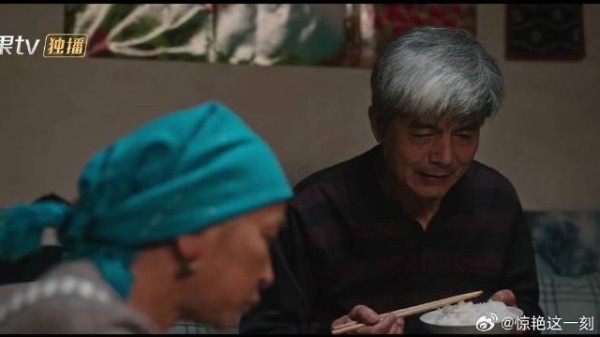 凤姨老两口替子还债，桌上都是带土的菜，看哭无数网友