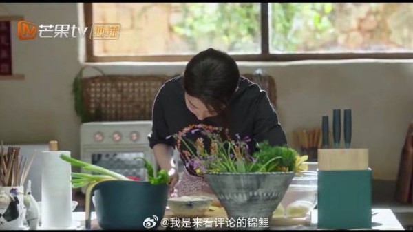 刘亦菲下厨,系着围裙在厨房里忙碌,满满烟火气