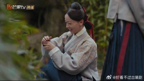 宫女出来抓蛐蛐，一抓一个准，闺蜜惊呆了