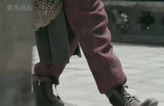 女土匪下山抢东西反被拐回家当媳妇