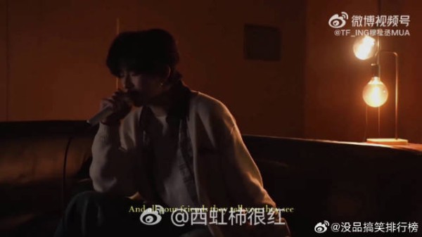 温柔buff直接拉满,简简单单的几句歌词,靠着嗓音就唱出满满的深情