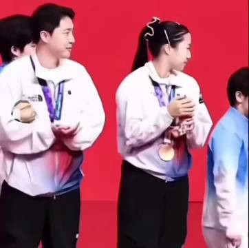 可爱的莎莎,帅气的大头干净又清新技体育精神不止于金牌 王楚钦孙颖莎
