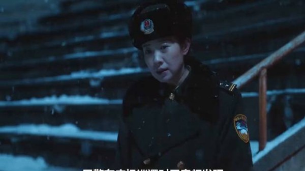 民警在广场巡逻时无意间发现，才刚下学就有人堆了一个雪人