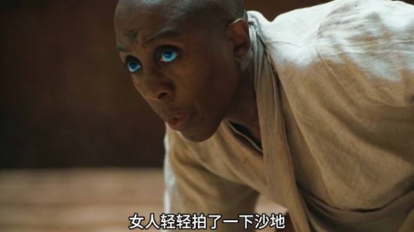 女孩捉到一条巨大沙蛇,成为了战争的机器!