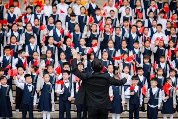 成都城市音乐厅国庆开放日启幕,全场共唱《我和我的祖国》