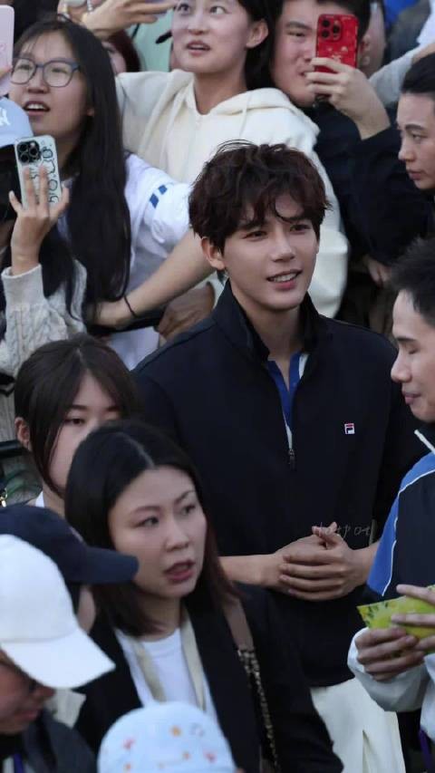 王安宇今日线下活动丨好明媚漂亮的卷毛小狗