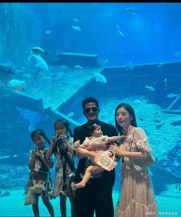 62岁郭富城大方晒三胎女儿，一家子颜值超高，真的太幸福了！