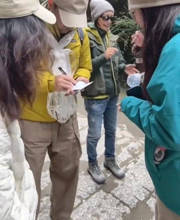 刘青云郭蔼明西藏被偶遇,耐心给粉丝签名,太太全程笑着等候