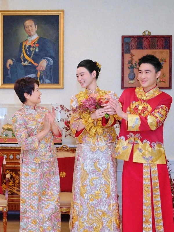 恭喜！何猷君奚梦瑶结婚7年补办中式敬茶仪式，22只龙凤镯抢镜