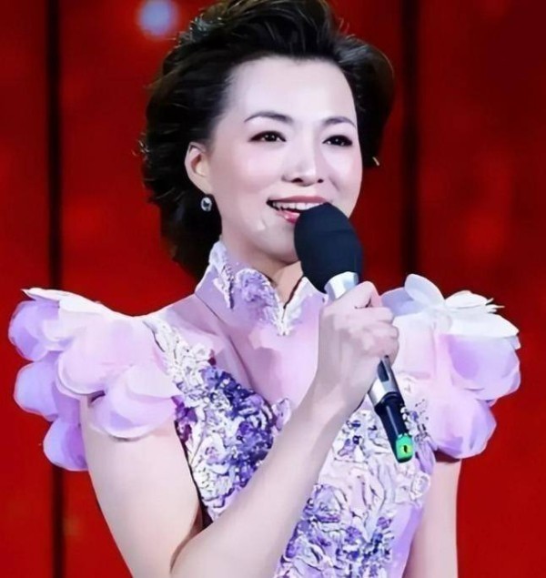 密春雷没想到！官方发文董卿时隔七年复出中秋诗会，开场前几小时节目却被机器人临时顶替