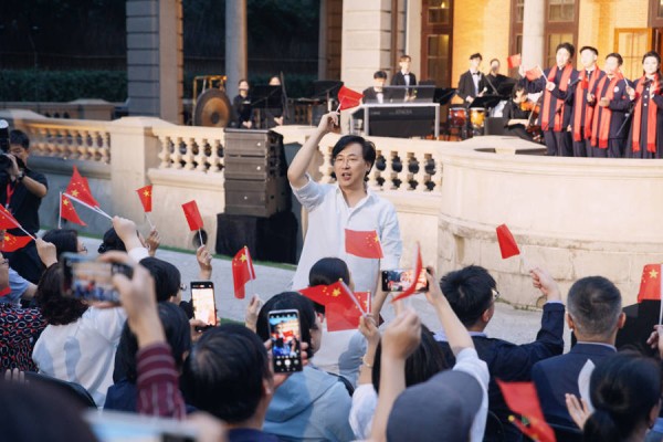 廖昌永领唱《歌唱祖国》，上音国庆草坪音乐会奏响新时代版《长征组歌》