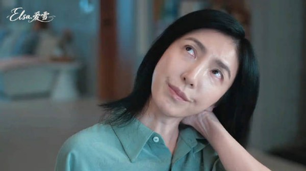 她只是无意间抬起头,竟发现吊灯上粘着一颗针孔摄像头