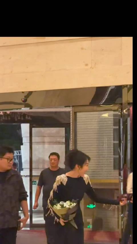 闫妮老师真的自信,大方,松弛又性感,不要说她忘记自己的年龄了…