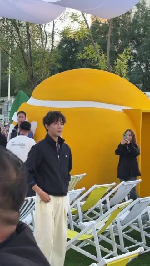 王安宇现身中网赛场,一身运动装清爽亮眼,卷发随性自然,往网球场一站…
